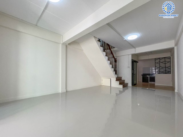 *****ทาวน์เฮ้าส์มือสองย่านนนทบุรี ม.ซอยเรวดี57 ติวานนท์ บนเนื้อที่ 17 ตร.ว. ฟังก์ชัน 3 ห้องนอน 2 ห้องน้ำ 1 ที่จอดรถ บ้านรีโนเวทใหม่ สภาพนางฟ้า พร้อมอยู่ เพียง 5 นาทีก็ถึงรถไฟฟ้าสายสีม่วง "สถานีบางกระสอ" ใกล้ทางด่วน "งามวงศ์วาน" จองด่วน!